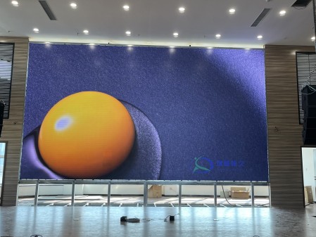 蔡甸汽車測試場COB1.25安裝完成   尺寸：8.4*4.725   像素點 ：6720*3780