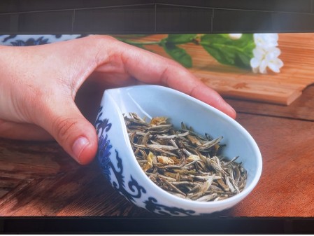 通山縣培訓(xùn)學(xué)校室內(nèi)全彩P2.5安裝完畢   尺寸:8.96X4.64   像素點:3584X1856