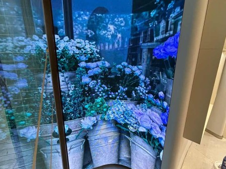 江漢路室內(nèi)全彩P2.0軟模組安裝完成  尺寸：1.28*2.4m像素點：640*1200