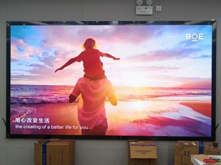 荊門華銘廣場p1.53指導(dǎo)安裝完畢   尺寸：3.2m*1.76m；分辨率：2080*1144