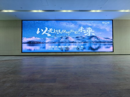 荊州某產(chǎn)業(yè)園p2.5全彩安裝調(diào)試完畢    尺寸：9.6×3.36； 像素點(diǎn)：3840×1344