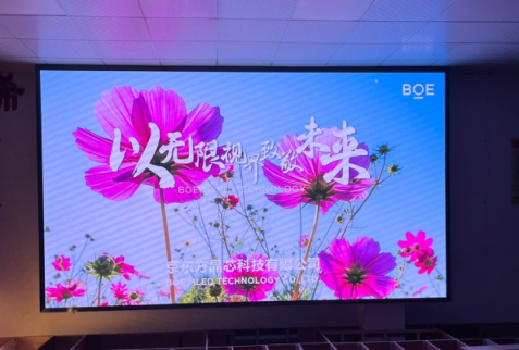 武穴**訓(xùn)練中心P1.8安裝完成 尺寸 ：4.48*2.56； 分辨率 ：2408*1376