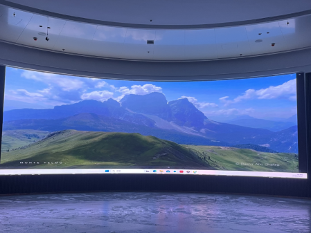 武漢***科技公司弧形屏安裝調(diào)試完畢！? 像素點(diǎn)： 5824??1872； 尺寸： 8.96??2.88