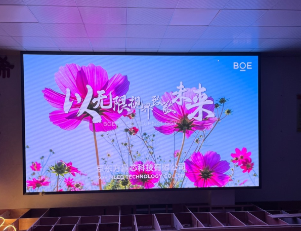 小間距LED顯示屏：細(xì)膩畫面展現(xiàn)無限可能